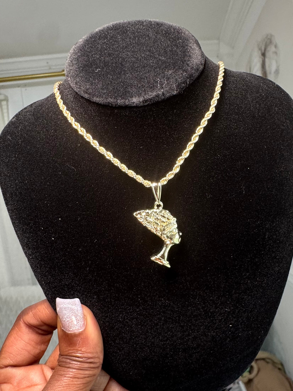 THEE QUEEN PENDANT + CHAIN