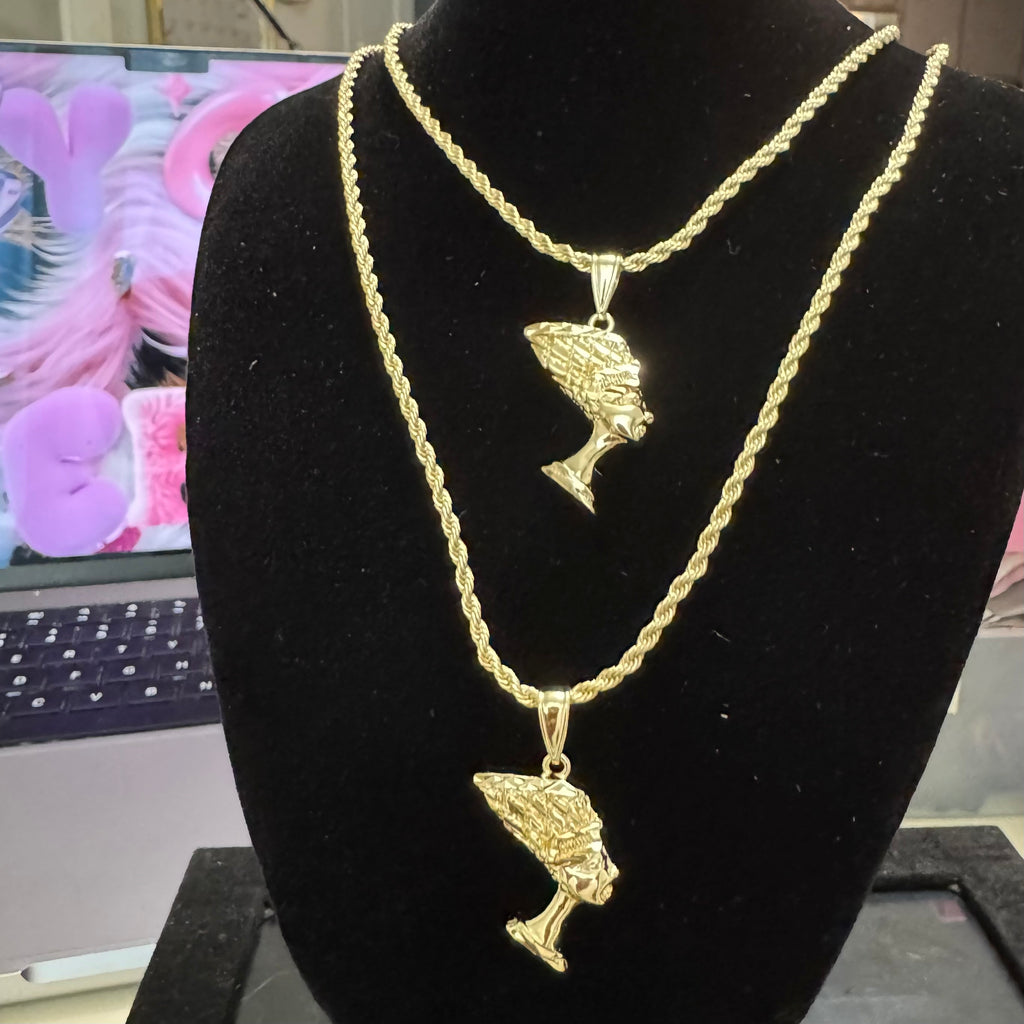 THEE QUEEN PENDANT + CHAIN